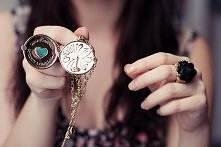 przyjdź do mnie, przytul, powiedź, że wszystko będzie dobrze i zostań. zostań na zawsze.