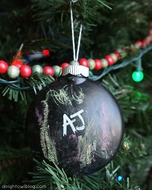 DIY Bombka pomalowana farbą do tablic