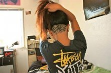 Co myślicie o takim wycięciu ? Podoba wam się to czy nie ? Jak dla mnie jest to pomysłowe ale nie obcięłabym się tak, ponieważ szkoda by mi było włosów i bałabym się odrastania ...