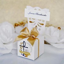 Krzesełko 3w1 ! Dekoracja stołu, pudełeczko na mini prezencik dla gościa oraz wizytownik - bilecik z nazwiskiem umieszcza się w oparciu.