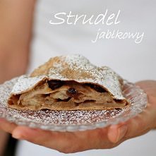 Chyba wszyscy kochają słodycze. To jest ciasto "Strudel jabłkowy", idealny na świąteczną potrawę.. Mmm pyszności.
