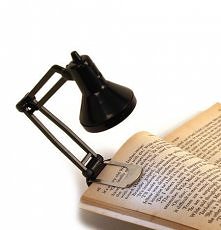 Książkowa lampka.Idealna na prezent pod choinkę, dla tych którzy uwielbiają czytać i czytają do późna. Bardzo im się przyda. Mi się bardzo podoba i sama podaruje tą lampkę bardz...