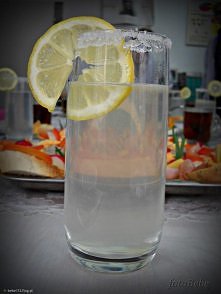 Wymieszaj sok z 3 cytryn i 3 limonek z 1 l wody mineralnej. Do dzbanka z lemoniadą dodaj dużą łyżkę naturalnego miodu i mieszaj aż do rozpuszczenia. Na koniec wrzuć do lemoniady...