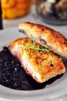 KARP W MIGDAŁACH

Składniki:
karp: 800 g
wino czerwone wytrawne: 160 ml
cukier: 10 g
rodzynki: 30 g
migdały w płatkach: 70 g
jajka: 1 szt.
sól: do smaku
biały pieprz: do smaku
o...