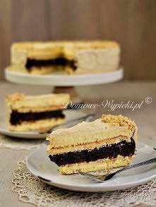 Składniki:
Brownie:
200g czekolady gorzkiej
3 jajka
150g masła
120g cukru
70g mąki pszennej (lub zmielonych migdałów)
Sernik:
750g twarogu dwukrotnie zmielonego lub twarogu z wi...