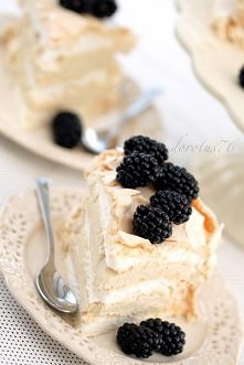 Składniki na 3 blaty bezowe:

6 białek
250 g cukru pudru
1 łyżeczka soku z cytryny
1 łyżka skrobi ziemniaczanej
Blachę do pieczenia wyłożyć papierem, na którym narysować 3 okręg...