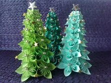 Nie ma jak czas radośći i ręcznych robótek:) 
Choinki origami świetnie nadają świątecznego nastroju np. w naszych pokojach