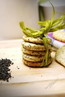 Kruche ciasteczka z makiem
Składniki:

    250 gram mąka pszenna
    2 łyżka mak
    80 gram cukier puder
    0,5 opakowanie cukier waniliowy
    125 gram margaryna
    1 łyżka ...