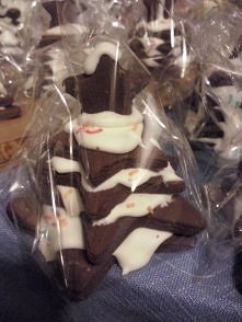 Uwielbiam zapach przyprawy korzennej, dlatego w moim domu nie może być Świąt bez pierniczków! 
Choinki z pierników i lukru mogą być słodkim prezentem dla przyjaciół.