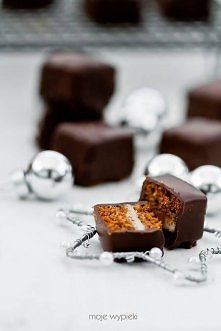 Domino - kostki piernikowe z marcepanem i konfiturą morelową. Składniki na warstwę piernikową:

60 g miodu
60 g golden syrupu (można zastąpić miodem)
1 łyżka cukru trzcinowego
6...