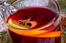 Grzaniec miodowy : Składniki: -wino czerwone wytrawne (koniecznie) 750 ml -3-4 łyżki miodu -1 pomarańcza pokrojona w półplasterki -1 liść laurowy -1 gwiazdka anyżu -2 łyżeczki c...