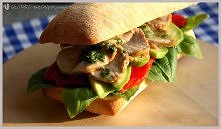 kanapka z ciabatty z polędwicą, pieczoną papryką i avocado