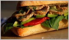 kanapka z ciabatty z polędwicą, pieczoną papryką i avocado