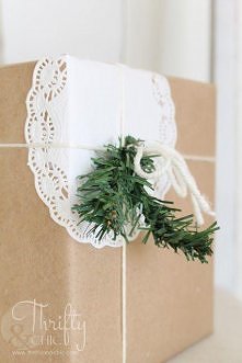 Włóczka, papierowa serwetka i zielona gałązka