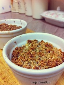 Crumble bananowo-orzechowe & jabłkowo cynamonowe na śniadanko! 

 składnki na bananowo-orzechowe

     3/4 średniego banana
    łyżka płatków owsianych
    łyżka płatków jag...