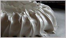 beza 'pavlova' z malinami