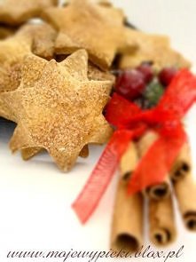 Składniki:

250 g mąki pszennej
1 łyżeczka proszku do pieczenia
1/2 łyżeczki sody oczyszczonej
1 łyżeczka cynamonu
100 g miękkiego masła
100 g cukru brązowego (jasnego)
1 łyżka ...