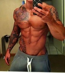 Muskulatura + tatuaże = ciacho