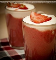 Koktajl z lodów śmietankowych i truskawek
