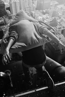 Skakanie z okna ma jedną wadę. Jeżeli nie wejdzie się na dostatecznie wysokie piętro, to można się wcale nie zabić. Ale siedem pięter chyba powinno wystarczyć.