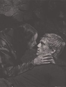 Peeta and Katniss kiss <3