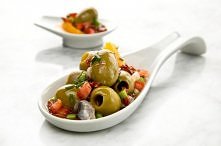 Świąteczne śledziki z Hiszpańskimi Oliwkami

Składniki:
•	hiszpańskie zielone oliwki 
•	pokrojony w kostkę marynowany śledź
•	świeżo wyciskany sok z pomarańczy 
•	obrany pomidor...