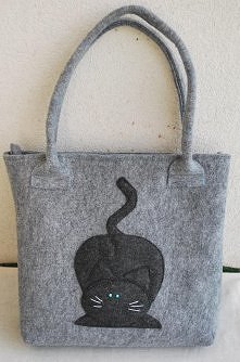 Torba na ramię, z miękkiego, grubego (3mm), miłego w dotyku filcu, z aplikacją skradającego się kota, w środku kieszonka na telefon i długopis, na zewnątrz kieszeń zapinana na e...