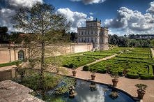 Villa Doria Pamphili to siedemnastowieczny kompleks architektoniczny z przylegającym do niego parkiem w Rzymie.