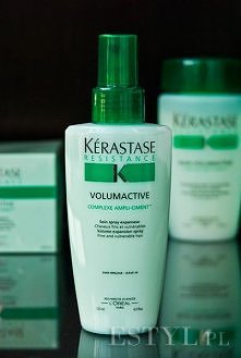 Kerastase Resistance Volumactive Spray, czyli żelo-fluid nadający objętości włosom. Ola testowała kosmetyk na własnych falowanych włosach ba blogu estyl.pl