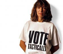 Modna historia w ModaCafe!

Katharine Hamnett. Moda świadoma politycznie, która odczarowała tabu.