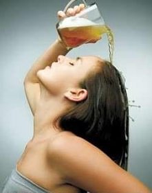 Na wzmocnienie włosów:
1/4 szklanki piwa, 1/4 szklanki wody, 2 łyżki octu jabłkowego.