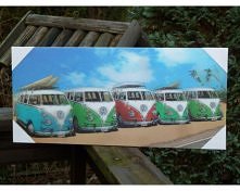 Obrazek na ścianę w 3D przedstawiający 5 kultowych Vanów VWna plaży z deskami surfingowymi.