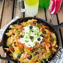 Kupujemy paczkę nachosów :) 

Naczynie żaroodporne smarujemy masłem, następnie wrzucamy pokrojonego kurczaka oraz dodatkowe składniki takie jak oliwki, pokrojone pomidory. Oczyw...