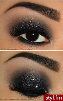 lubię ciemny makijaż, a Wy? :)
