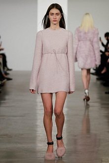 Calvin Klein
Mocno dziwny, choć pozornie zamknięty w maksymalnie prostej formie twór który zadziwiająco kojarzy się z domowymi fatałaszkami, którym projektant i metka są zupełni...