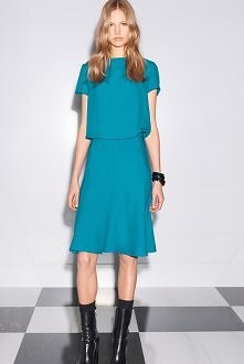 Więcej na ModaCafe!

Gucci
Dość tendencyjne jak na jesień kolory i kaszkiet a’la czapka szofera. Powrót turkusu i nieśmiało przemycany żółty podpowiadają kierunek rozwoju sytuac...