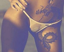 Pięknie ozdabiający tatuaż i bardzo ciekawy