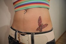 tatuaż motyl na biodrze
