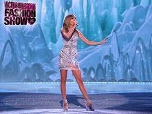 Świetne ^^ tak naturalnie :D The 2013 Victoria's Secret Fashion Show - Taylor Swift Performance