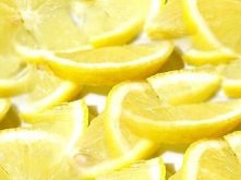 Cytryna rozjaśnia włosy jak letnie słońce. Wcieramy sok z cytryny we włosy na 15- 20 minut przed umyciem. Uzyskany efekt jest bardzo naturalny i nie niszczy włosów.
Czyli lek na...