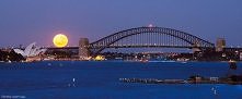 5:00am, Sydney... Brilliant capture of the full moon /Australia