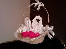 Kosz z wikliny papierowej z łabedziami origami modułowe