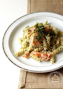 Makaron z sosem brokułowym i pieczonym łososiem 
 składniki:

    250g makaronu
    1 brokuł
    150ml śmietany 18%
    1 ząbek czosnku
    sól
    świeżo zmielony czarny pieprz...