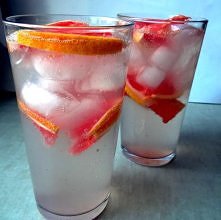 drinki grapefruitowy z wódką i martini.