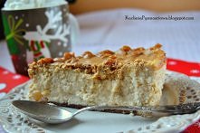 sernik gruszkowy z karmelem i orzeszkami