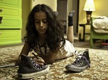 Dziewczynka w trampkach