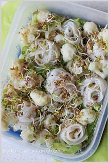 Sałata lodowa, makaron ryżo...