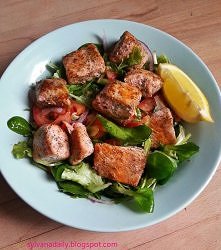 Sałatka z łososiem <3  Składniki (1 porcja): - 200g świeżego łososia norweskiego; - 100g mieszanki sałat; - przyprawa do ryb; - 1 pomidor; - 1 czerwona cebula; - mała łyż...