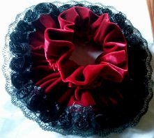 Kryza ozdobiona czarną koronką, świetnie sprawdza się w roli szalika