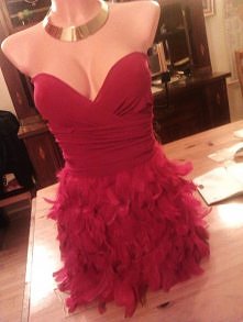 Czerwona sukienka z piór